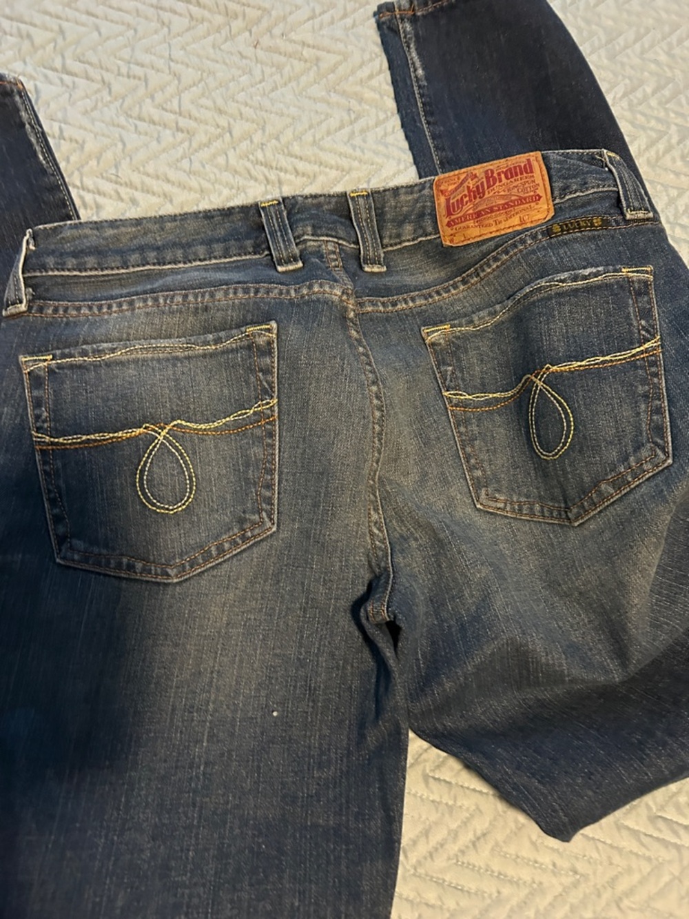 Lucky Brand Women’s Straight Leg Jeans in Light, Medium and Dark Blue. 3 pairs - Picture 11 of 11